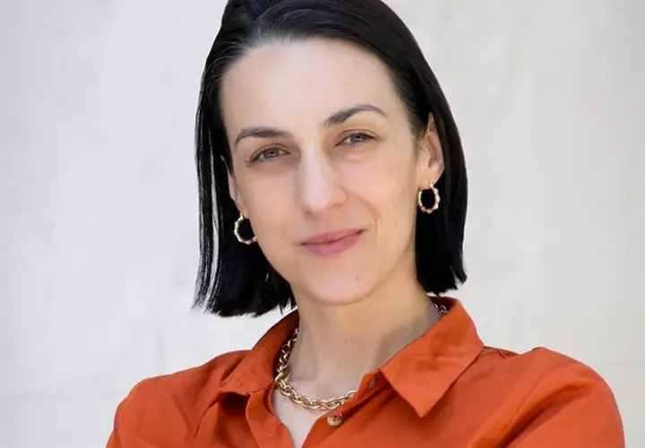 Headshot of Isabela Manelici