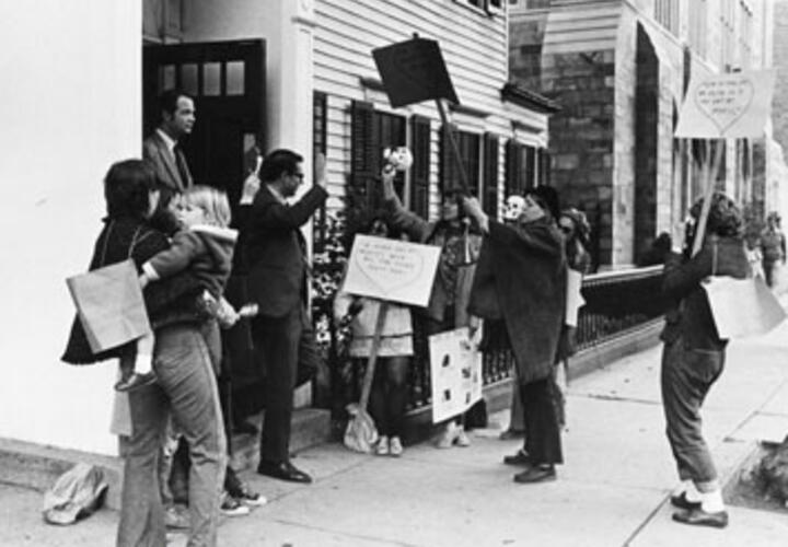 Hartmann (second from right) and members of New Haven Women’s Liberation demonstrate outside Mory's Association, which barred women's entry, in 1971.