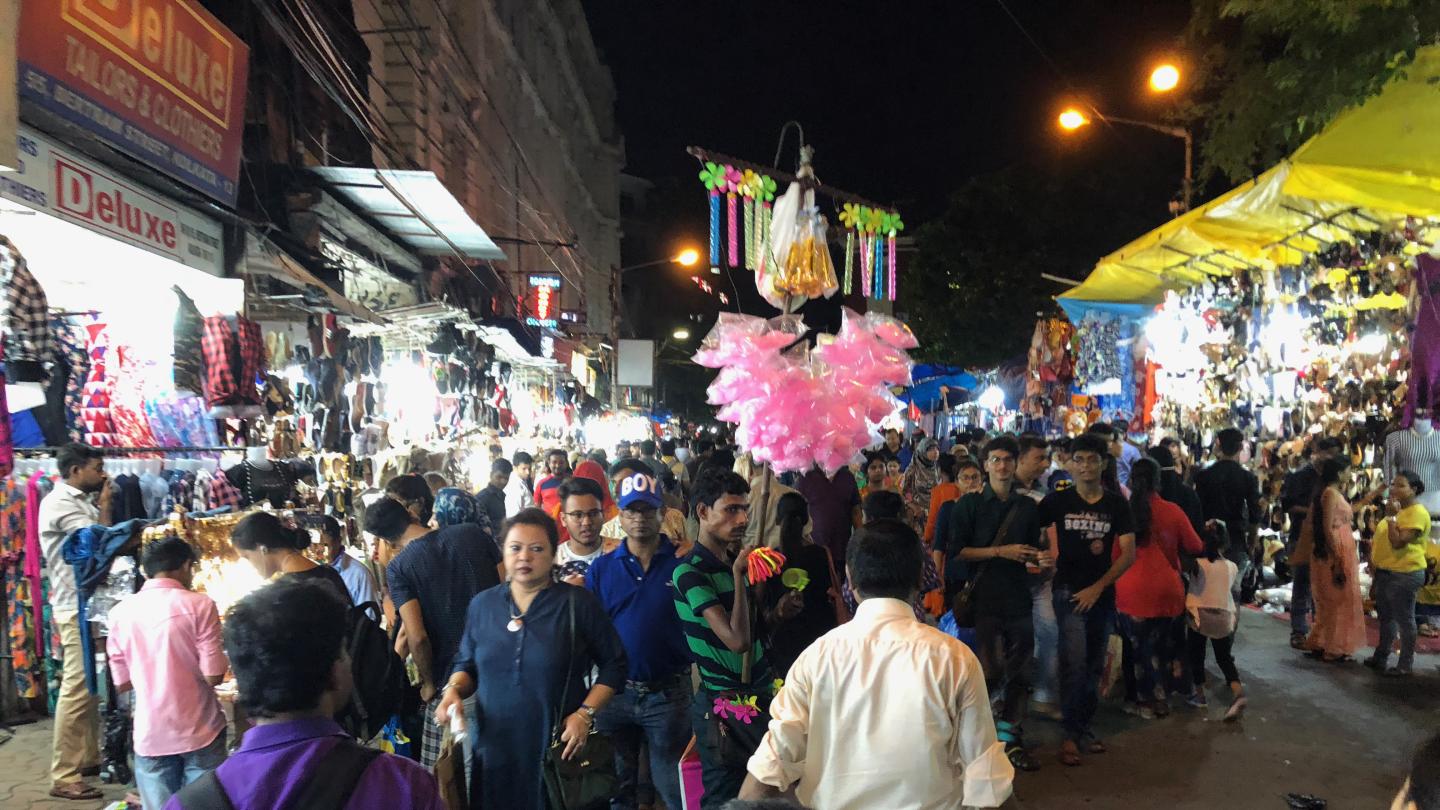 A busy Kolkata shopping street